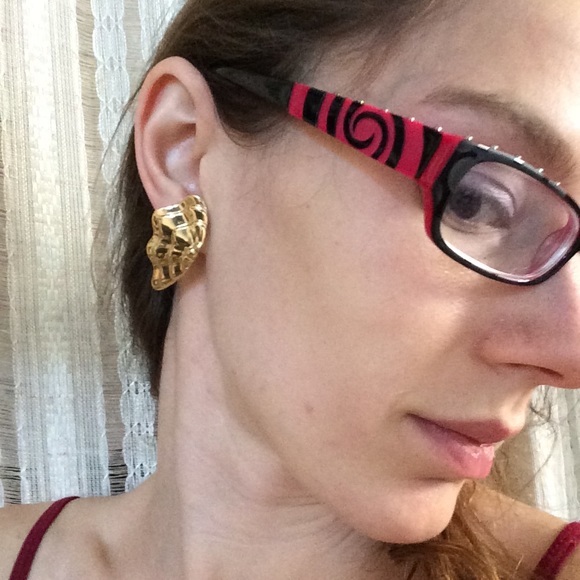 Vintage Sea Clam Fan Mermaid Earring - Picture 4 of 6